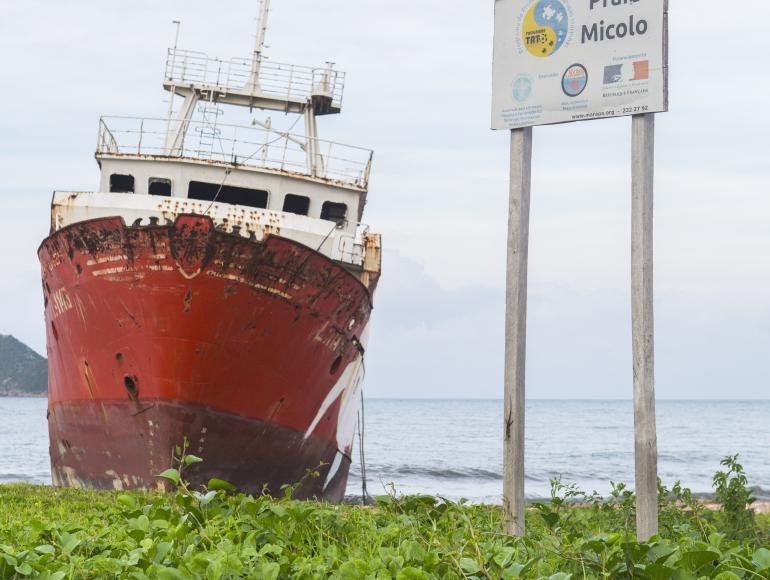 Sao Tome and Principe, Micolo, 2016-05-12. Trawler stranded in front of the beach of Micolo. Photograph by Antoine Boureau / Hans Lucas. Sao Tome et Principe, Micolo, 2016-05-12. Chalutier echoue en face de la plage de Micolo. Photographie par Antoine Boureau / Hans Lucas.